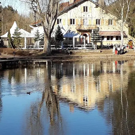 A L'ombre De La Cascade